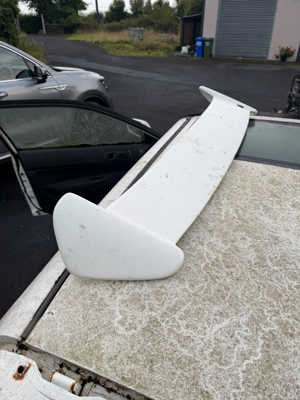 White Rear Spoiler – view 2